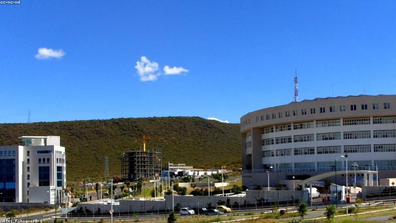 禁漫天堂ios 在 iPhone 屏幕上呈现的格间宇宙漫画阅读界面